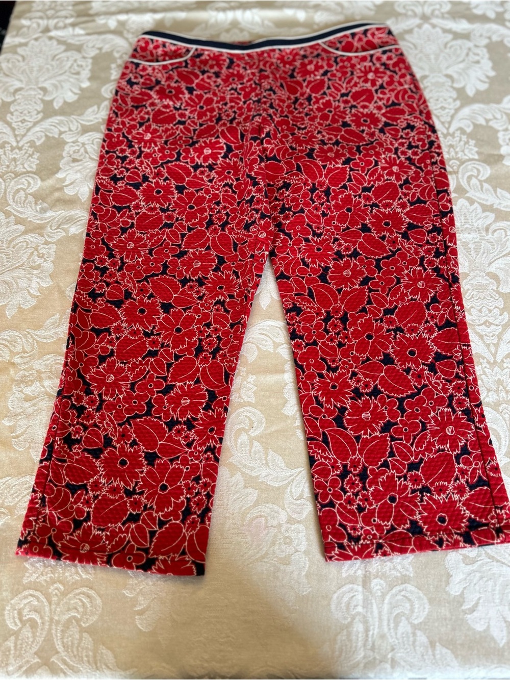 Esprit Red Floral Seersucker Cropped Pants Size 7/8 | Navy Trim Summer Capris